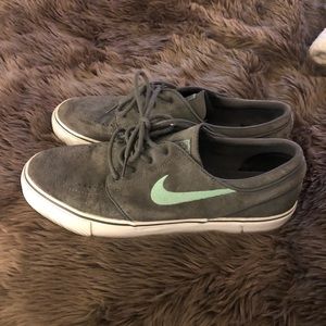 Grey suede Stefan janoski Nike sneakers size 9.5